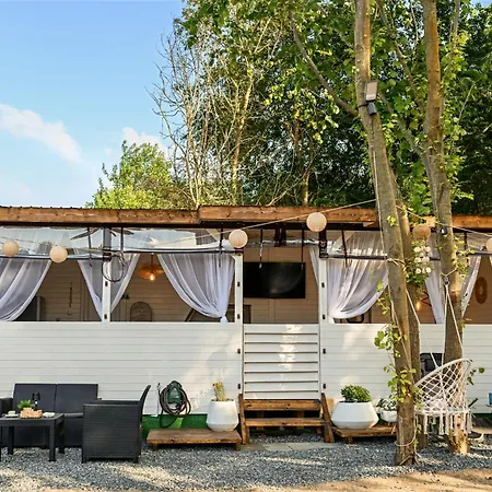 مكان تخييم Aquadoria House *
